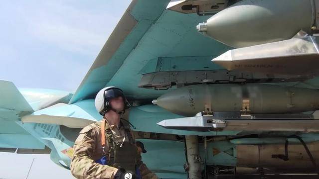 俄军终于开炸铁路枢纽,炸嗨了,多轮炸弹雨砸下,乌克兰扛不住了