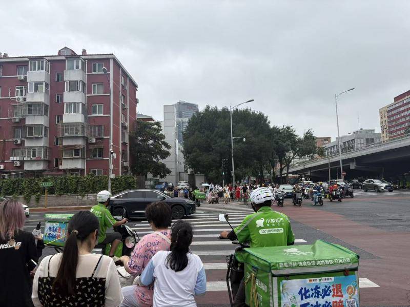 半两财经|下月起外卖员、快递员要多交税?专家:不会