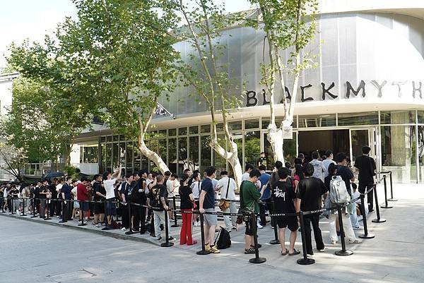 黑神话首家线下店试营业,限定款琉璃葫芦二手平台价格翻倍