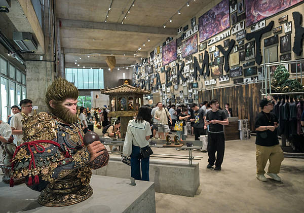 黑神话首家线下店试营业,限定款琉璃葫芦二手平台价格翻倍