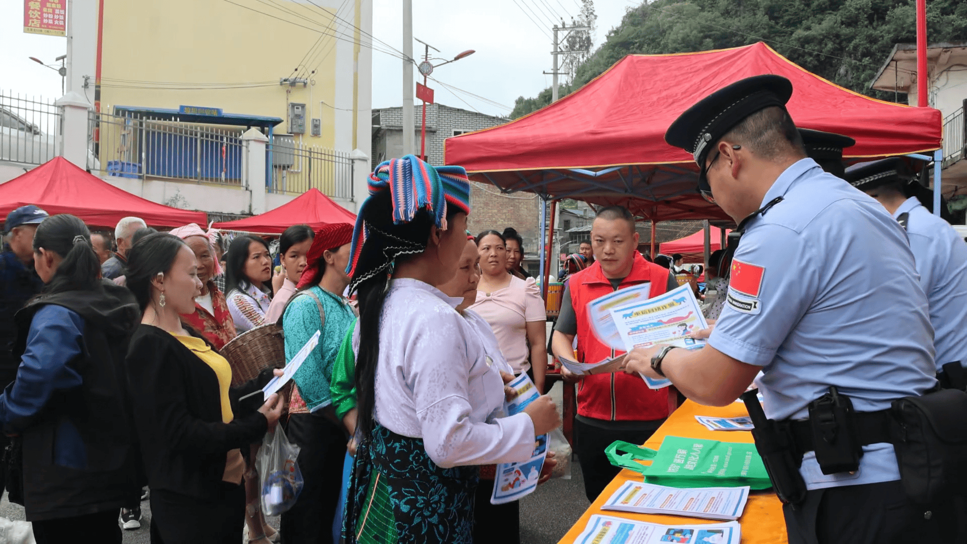 云南麻栗坡：国门话网安