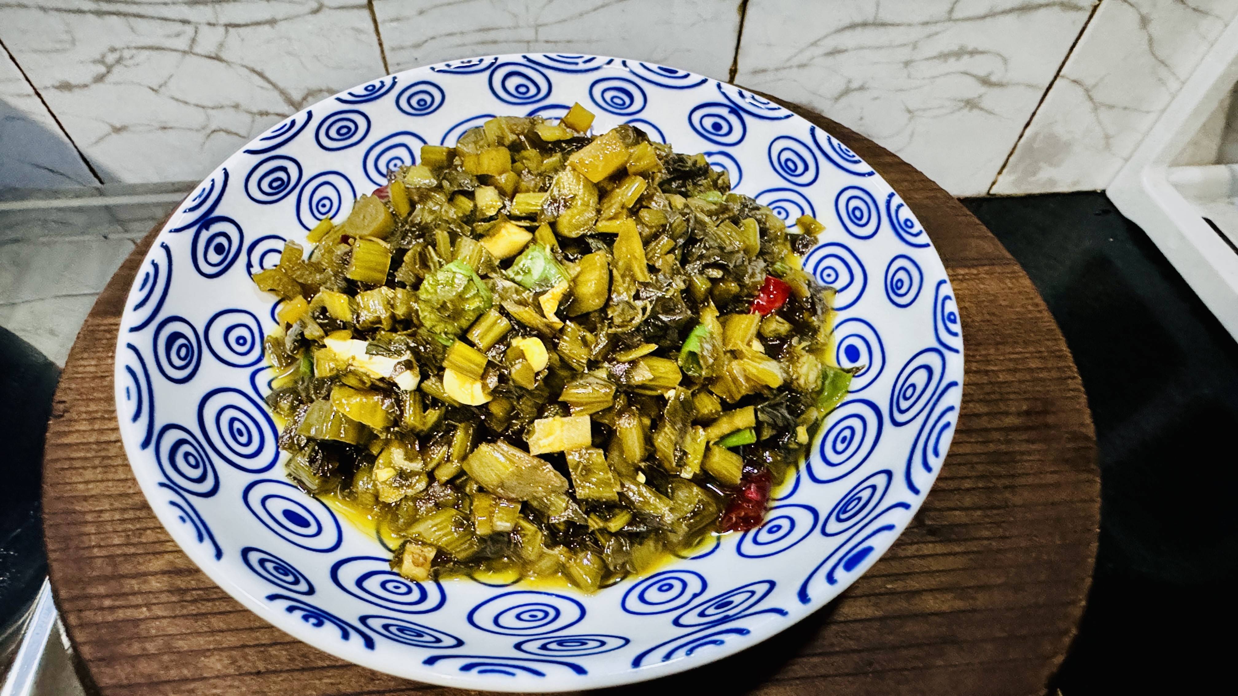 酸辣的炒雪菜，减肥的事情先放一放吧