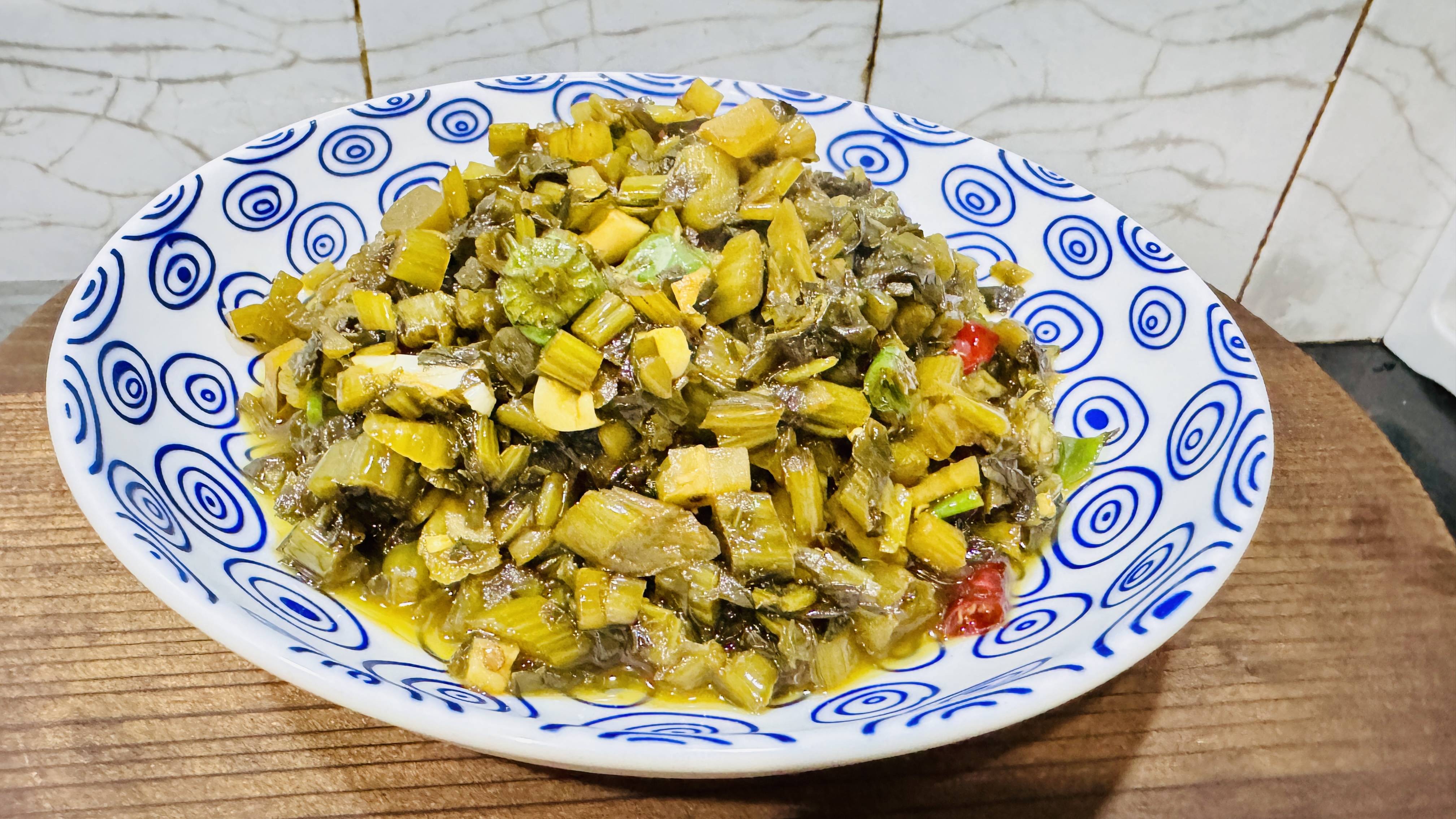 酸辣的炒雪菜，减肥的事情先放一放吧