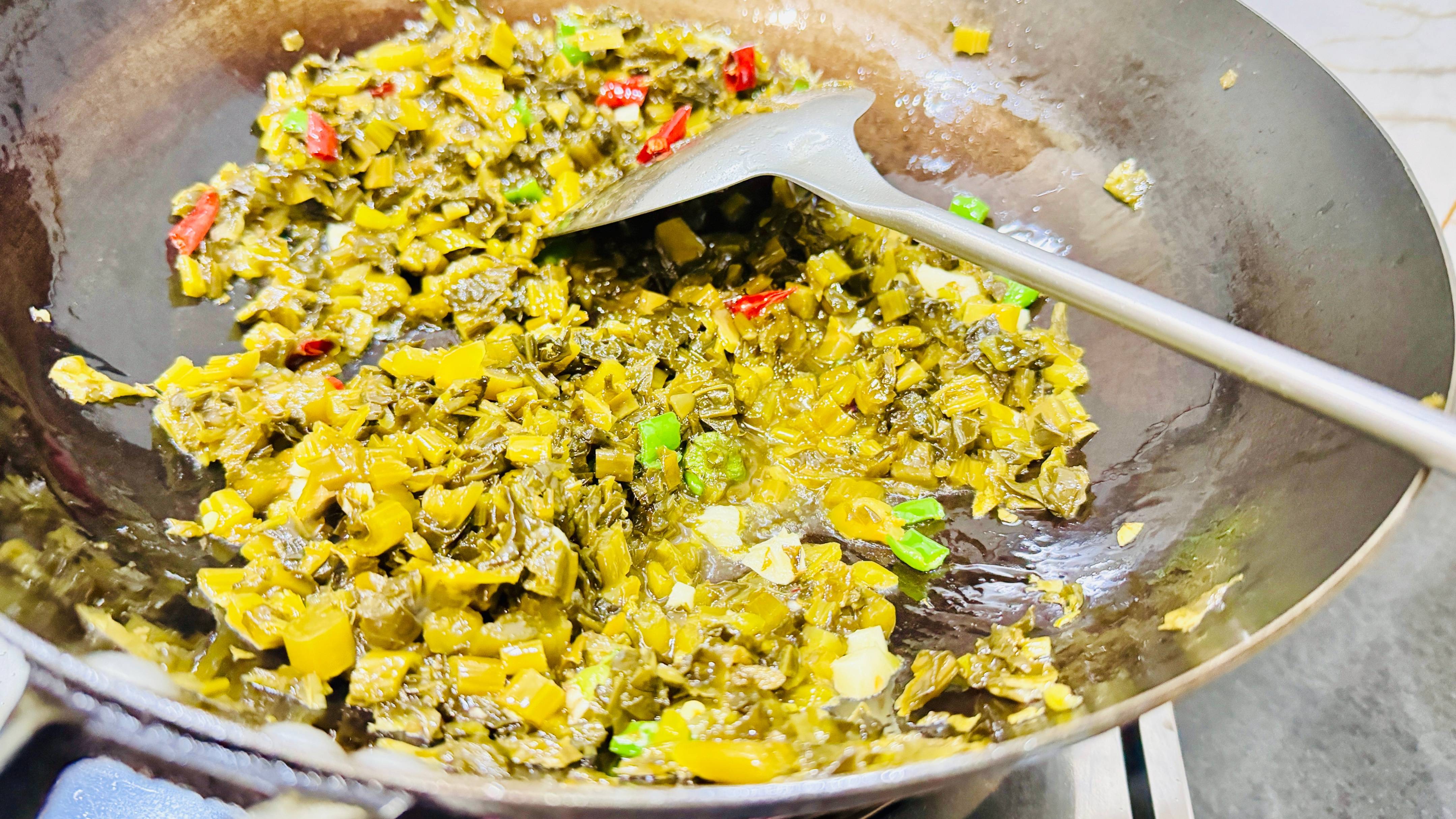 酸辣的炒雪菜，减肥的事情先放一放吧