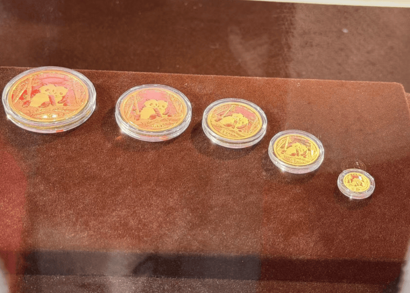 北京国际钱币博览会首日 2026版熊猫币2小时卖了100枚